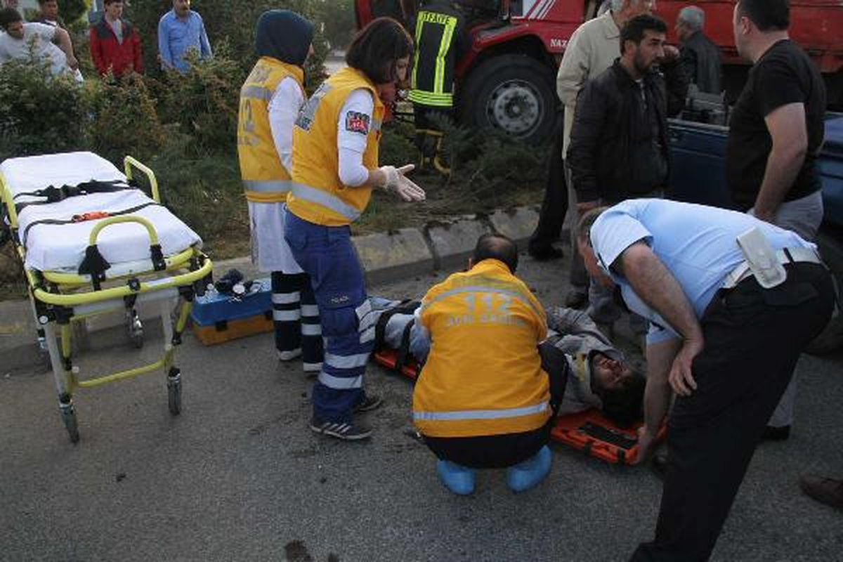 Kavşakta Tır'a Çarpan Kamyon Şoförü Ağır Yaralı