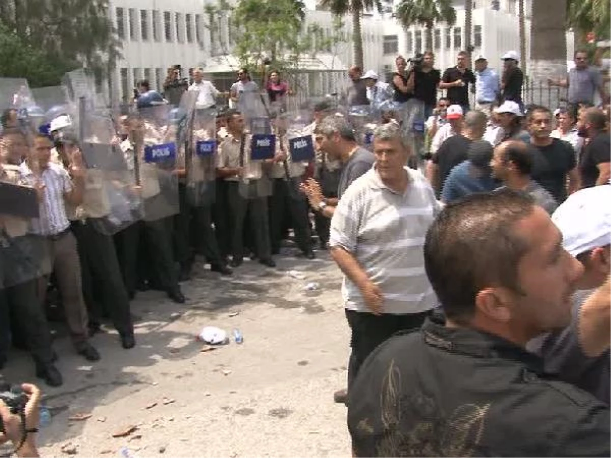 KKTC\'de Belediye Çalışanları Polis ile Çatıştı