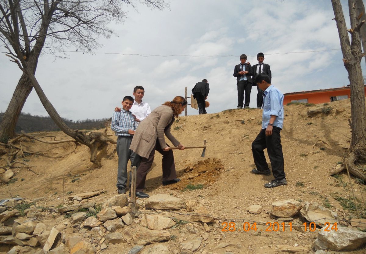 Köy İlköğretim Okulu Bahçesine Hatıra Ormanı