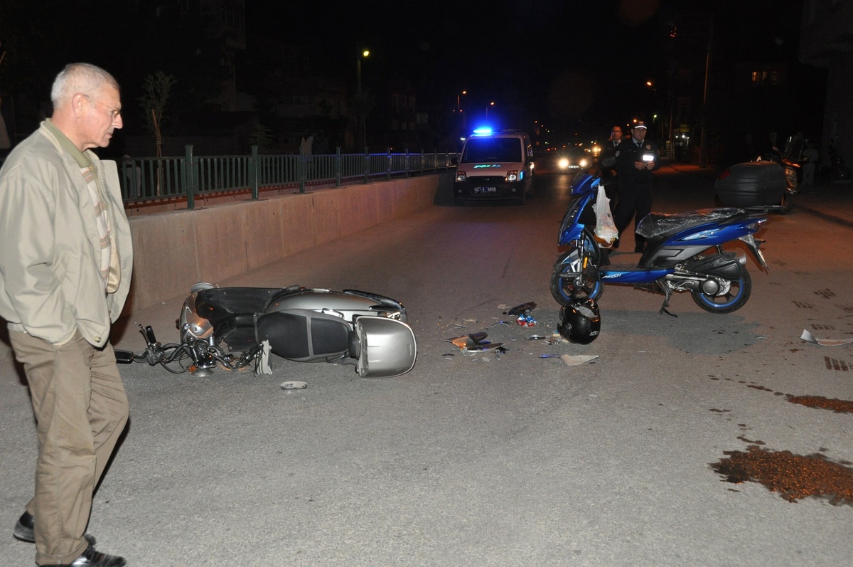 Kütahya'da 2 Motorsiklet Kafa Kafaya Çarpıştı: 5 Yaralı