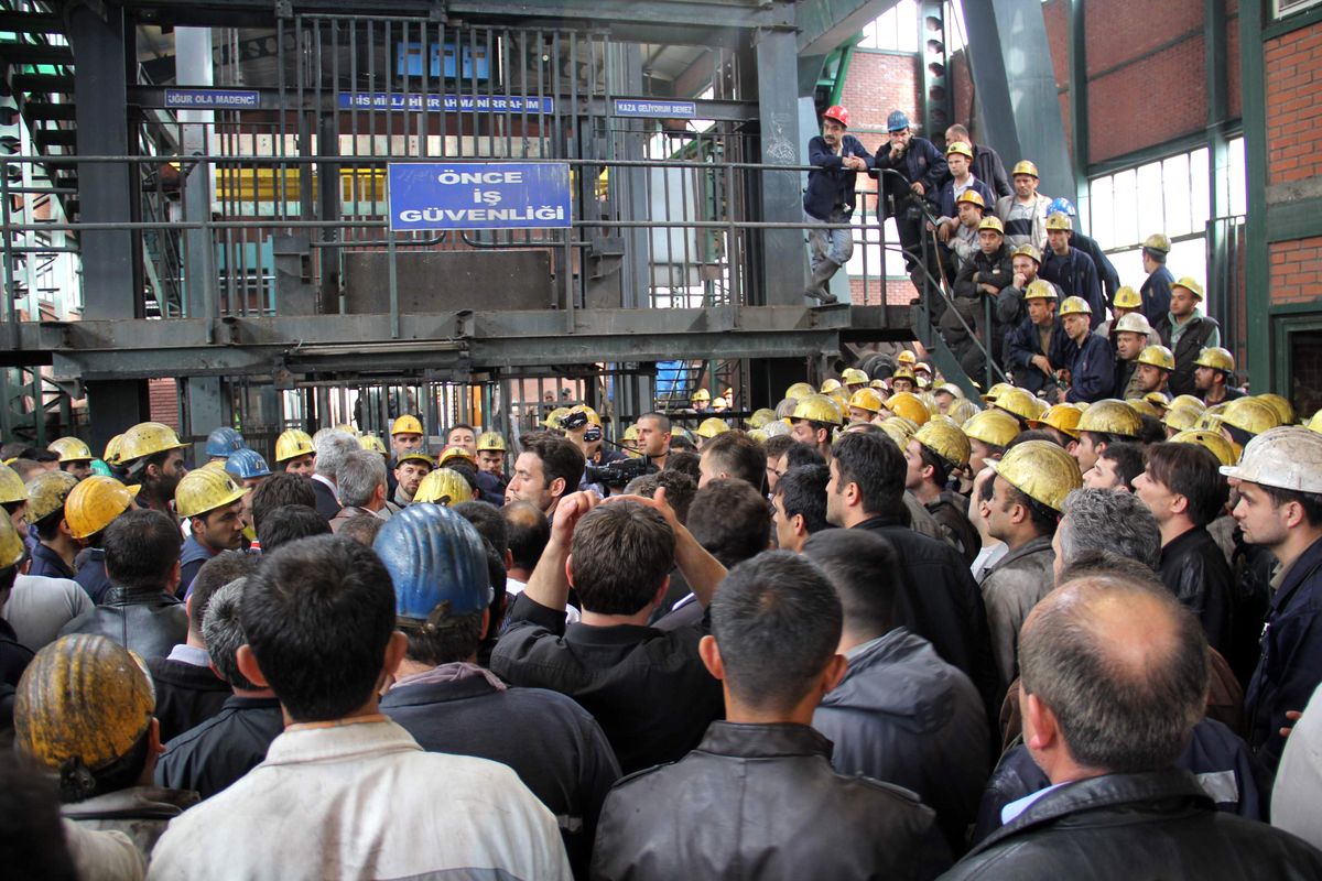 Maden İşçileri Kendilerini Ocağa Kapattı