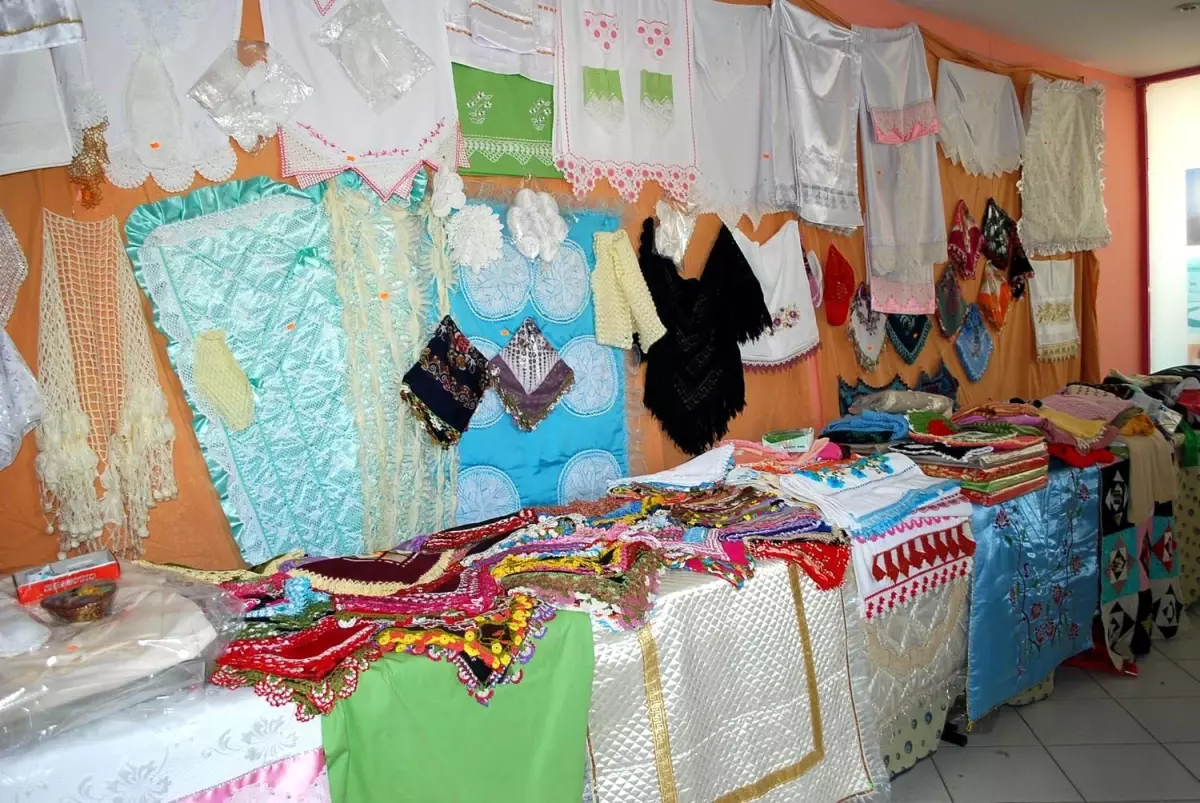 Öğrenci Yurdu Yararına Kermes Düzenlediler