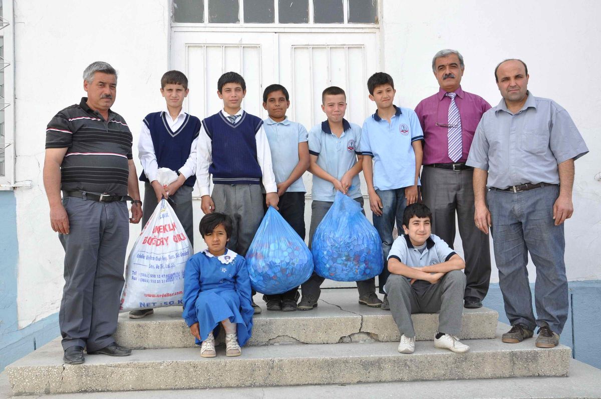 Öğrencilerden Mavi Kapak Kampanyasına Destek