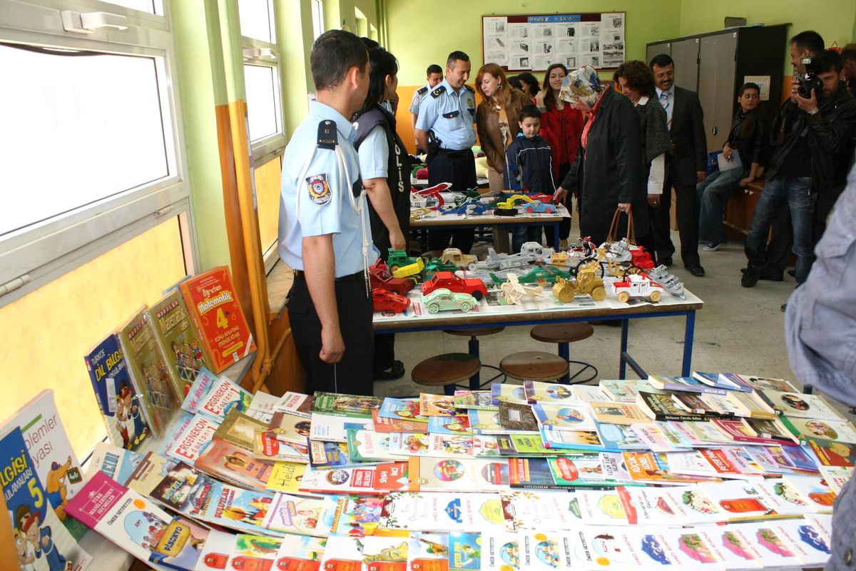 Pmyo Öğrencileri, Ödev Olarak Yaptıkları Oyuncakları Minik Öğrencilere Hediye Etti