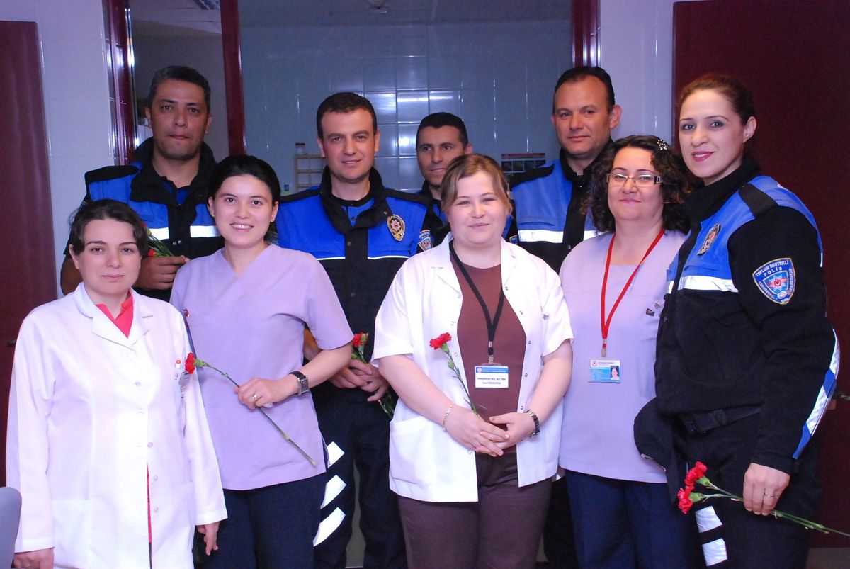 Polisten Hemşirelere Karanfil