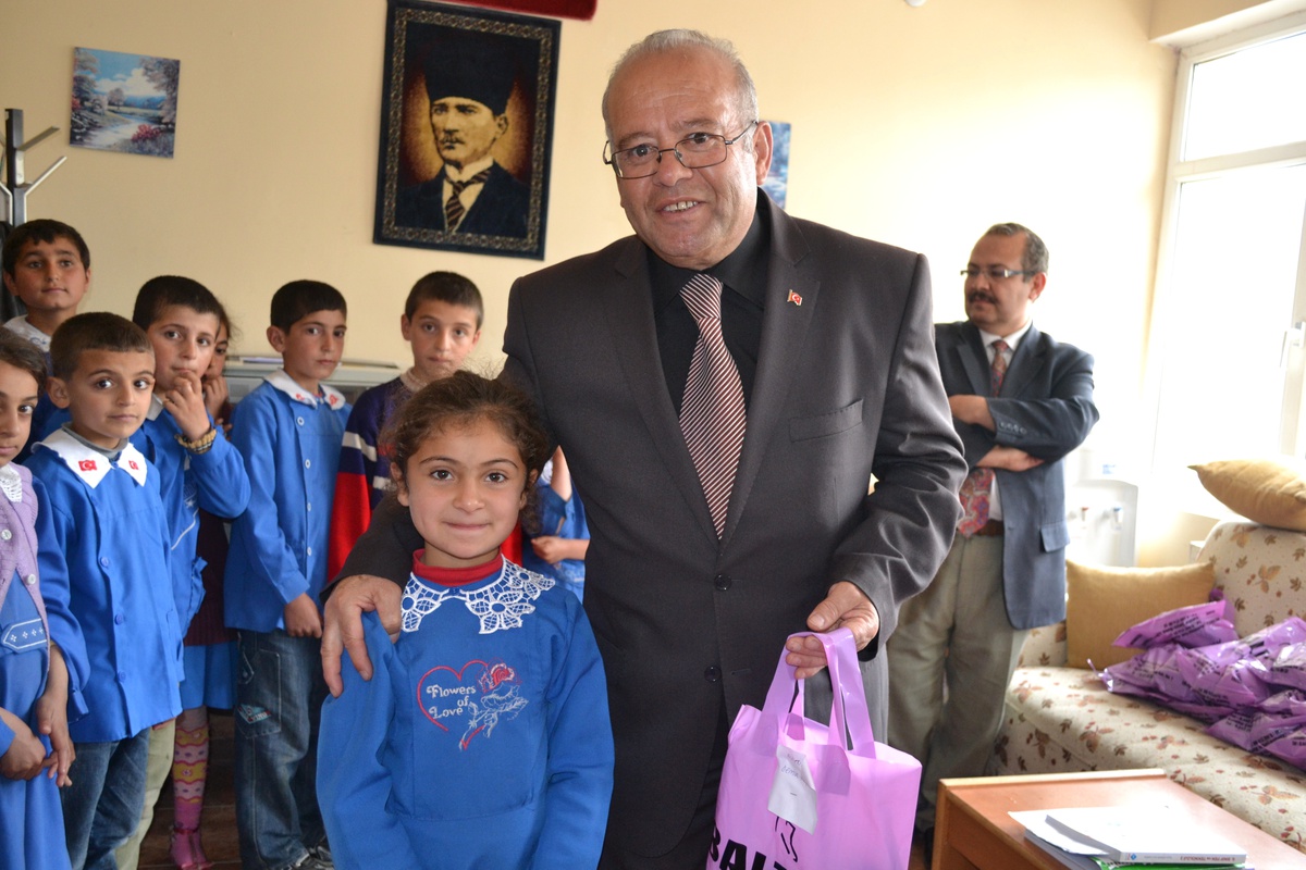 Şenkaya Kız Kur'an Kursu, Dargelirli Öğrencilere Yardım Elini Uzattı