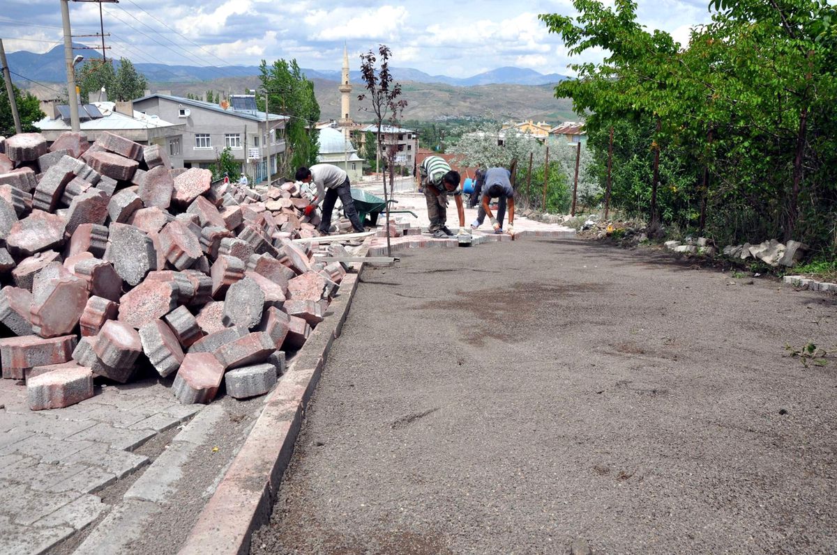 Suşehri Belediyesi\'nin Parke Taşı Döşeme Çalışmaları