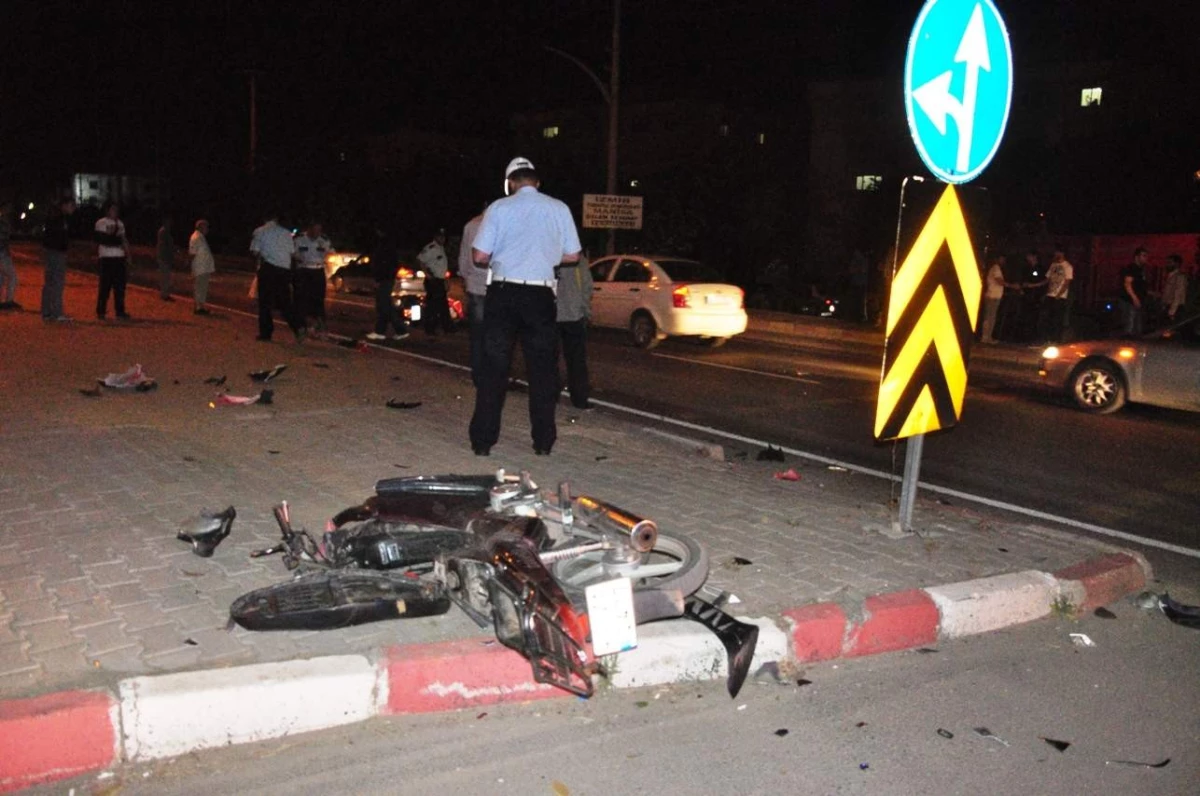Turgutlu\'da Motosikletler Çarpıştı: 2 Yaralı