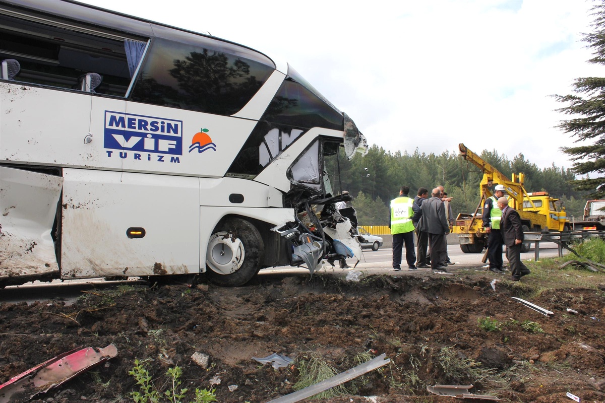 Yolcu Otobüsü Kamyona Çarptı: 1'i Ağır 16 Yaralı