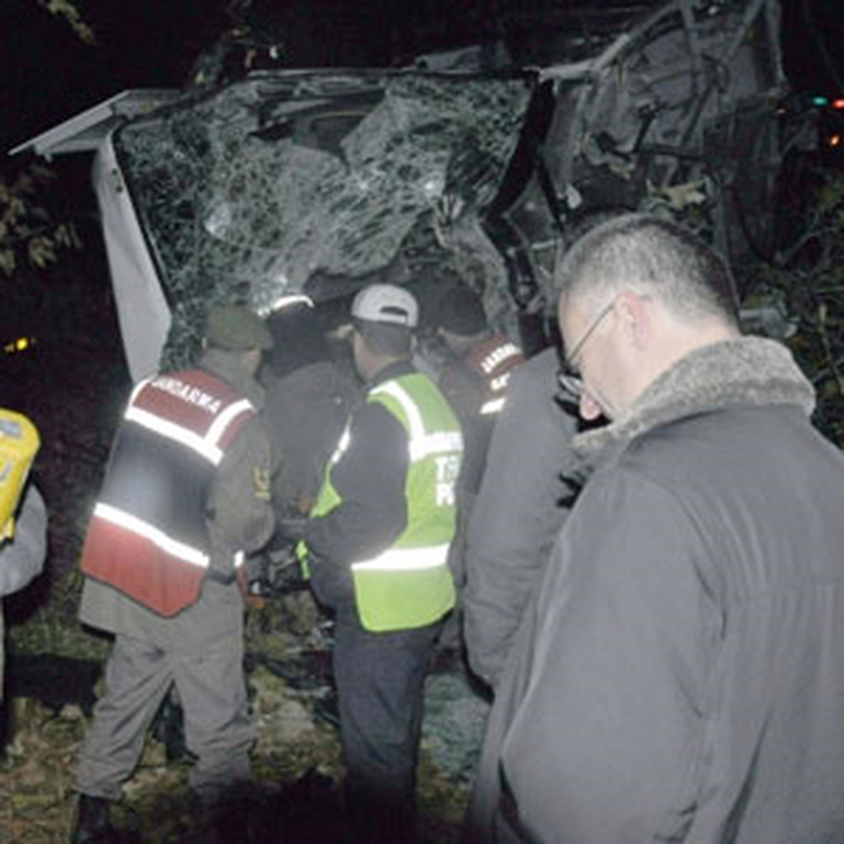 Yolcu Otobüsü Kamyona Çarptı: 16 Yaralı
