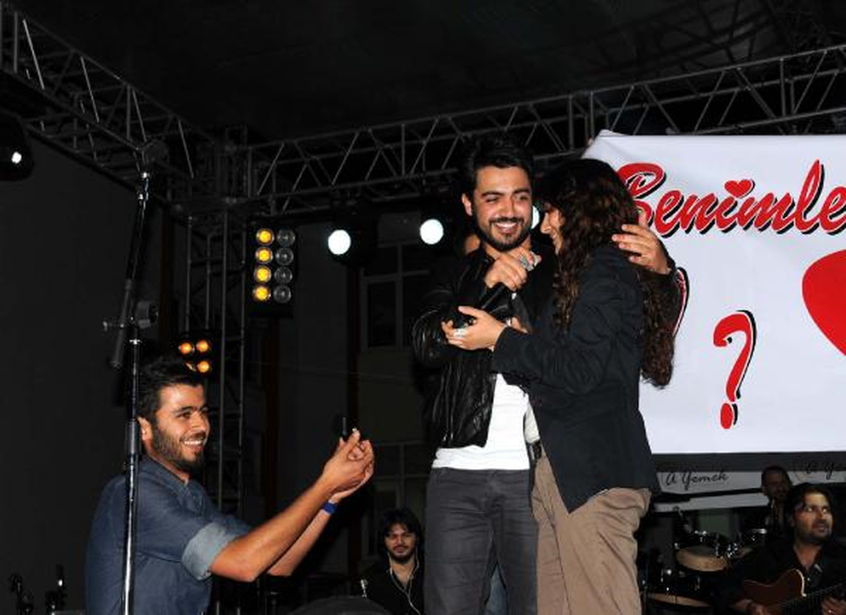 Yusuf Güney'in Üniversitedeki Konserinde Sahneden Evlenme Teklifi