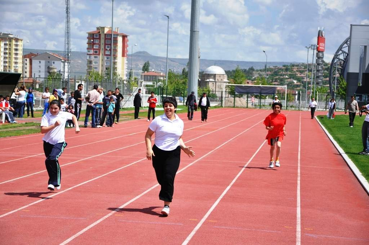 15-21 Mayıs Gençlik Haftası Etkinlikleri Çerçevesinde Engelliler Atletizm Yarışları Yapıldı