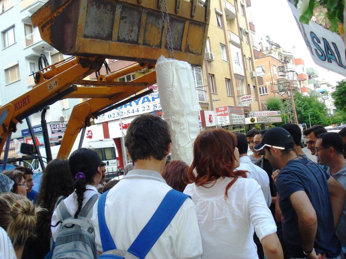 300 Kiloluk Dev Dondurma Açılışa Kepçe ile Getirildi