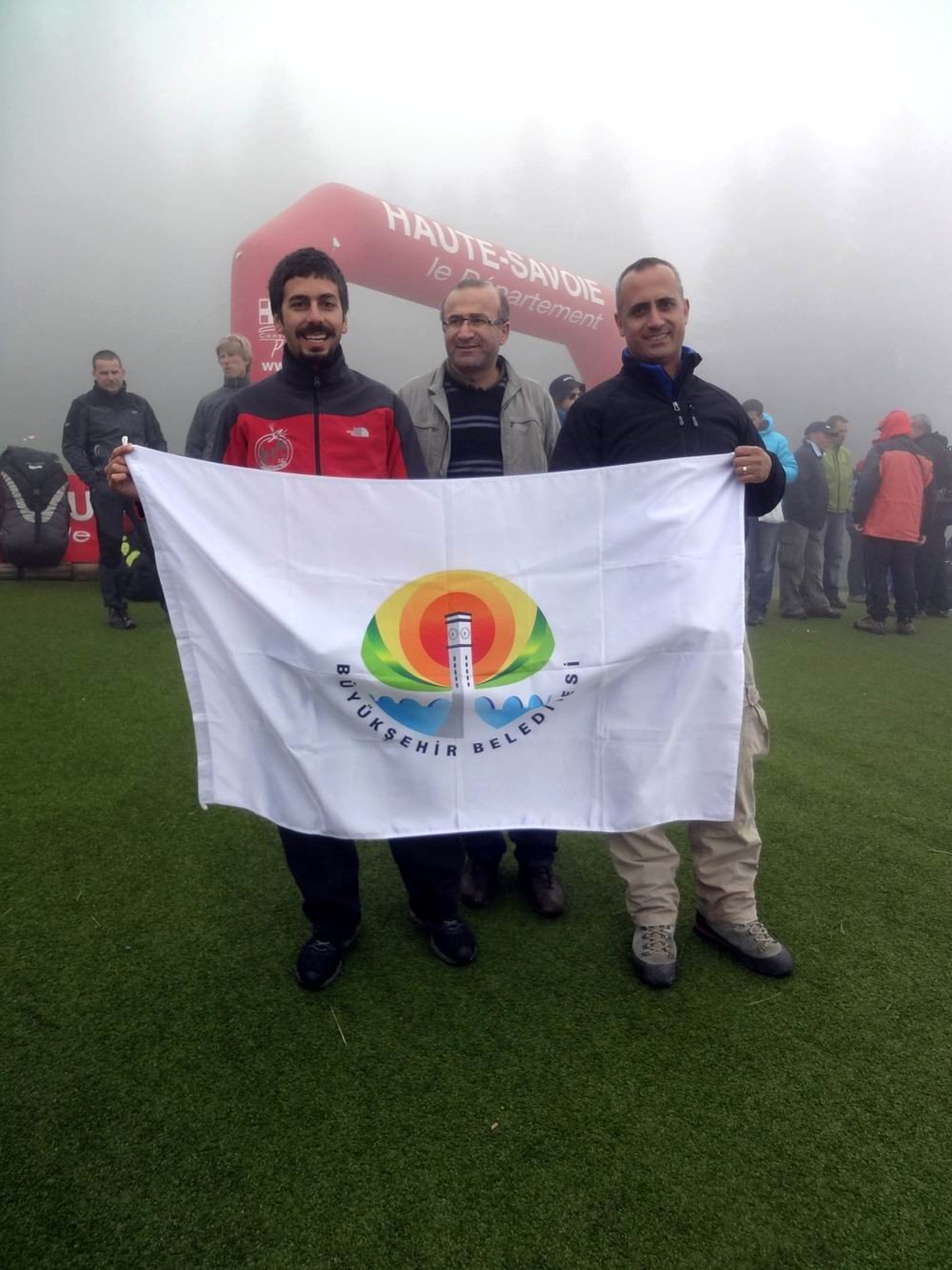 Adana Büyükşehir Belediyesi'nin Bayrağı Fransa'da