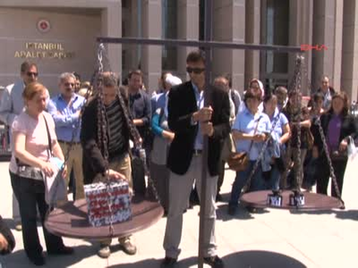 Adliye Önünde \'Terazili\' Mehmet Ağar Protestosu Ek