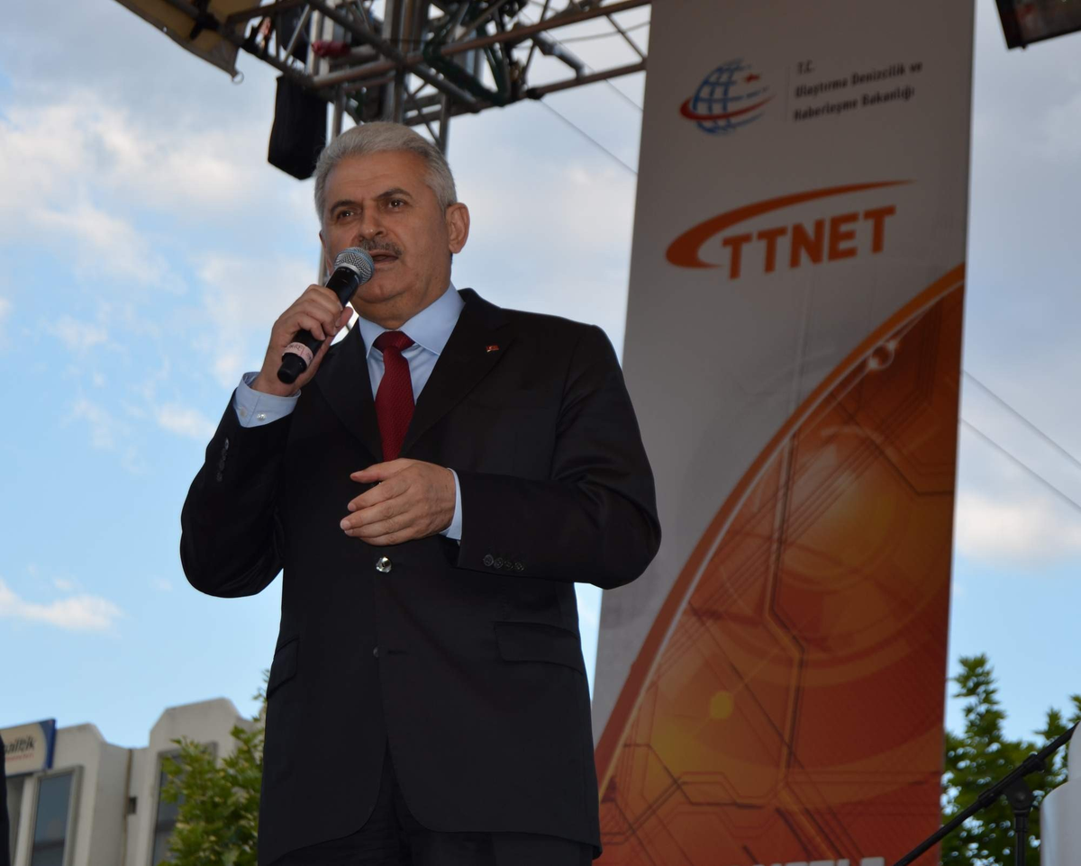 Bakan Yıldırım\'dan Şehitlere Saygı
