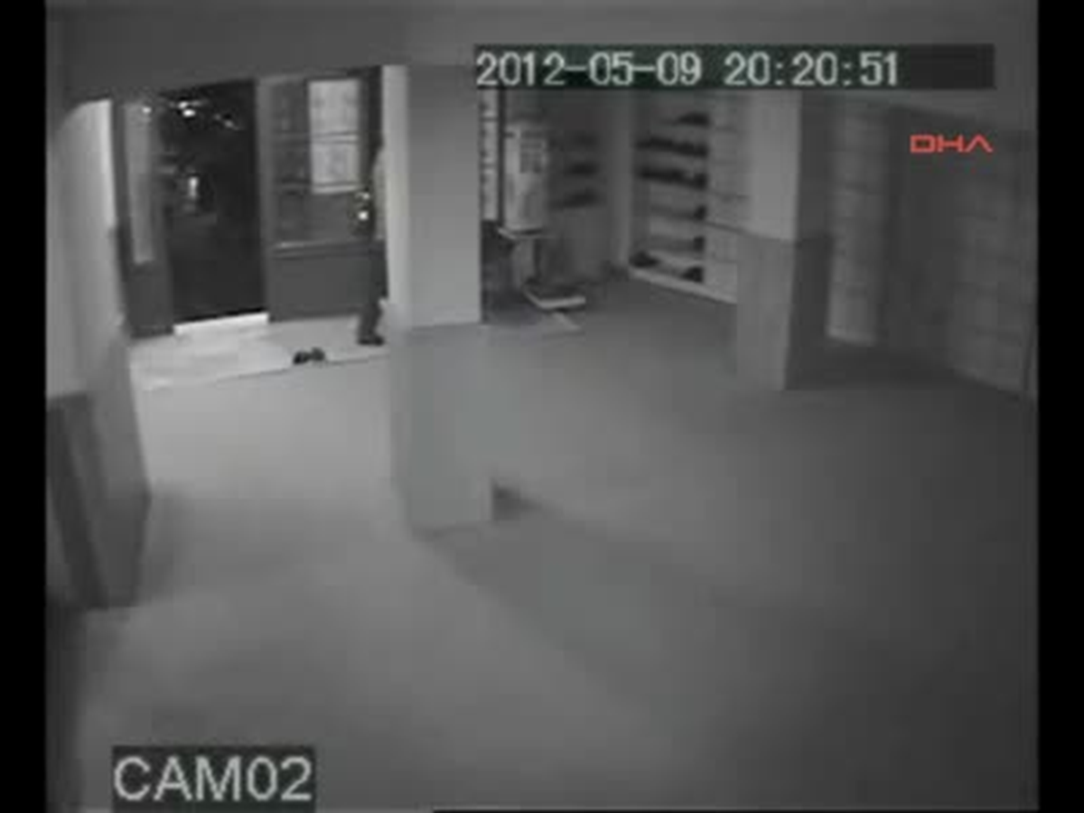 Camideki Ayakkabı Hırsızlığı Güvenlik Kamerasında