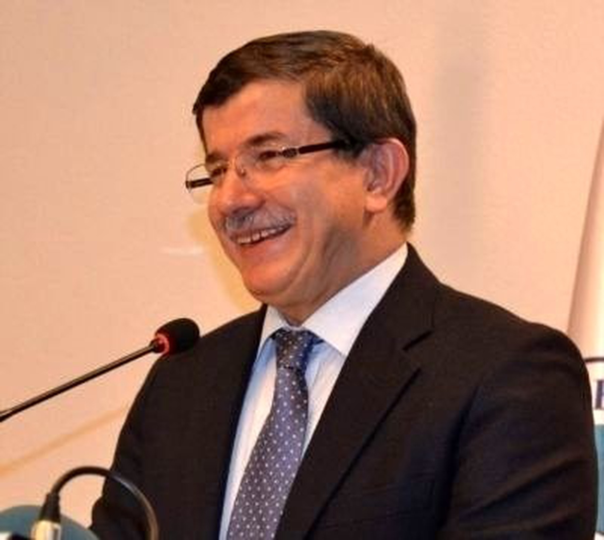 Davutoğlu'nun AB Komisyonu Üyesi Füle'yi Kabulü