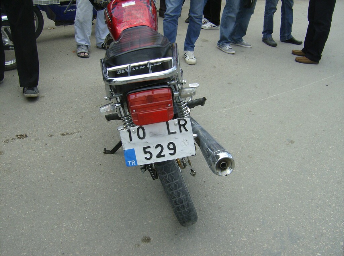 Edremit'te Motosiklet Araçla Çarpıştı : 2 Yaralı