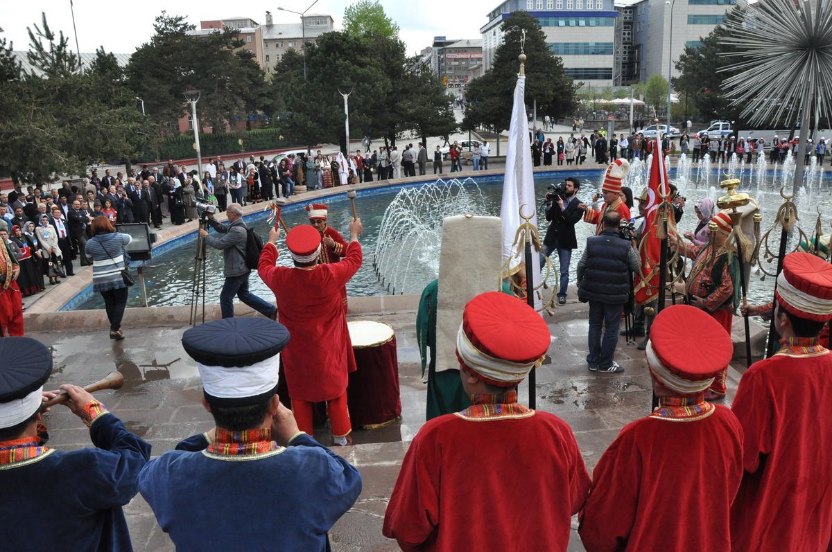 Erzurum'da Düzenlenen 3. Uluslar Arası Türk Şöleni, Bayrak Yürüyüşüyle Başladı