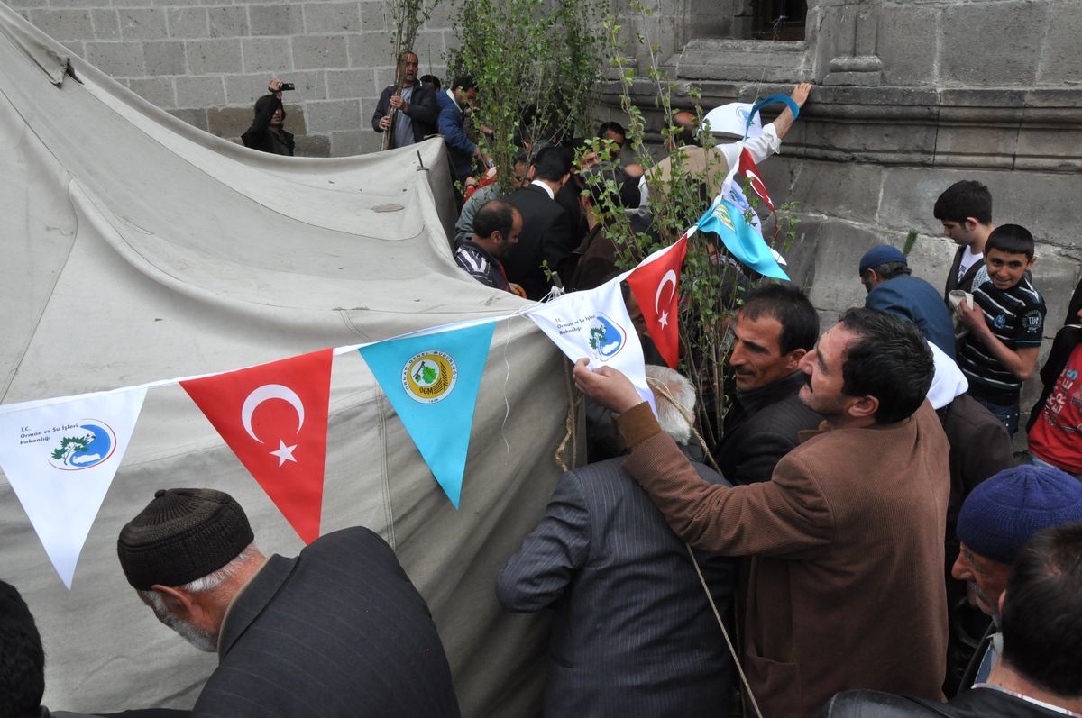 Erzurum\'da Fidan Dağıtımında İzdiham