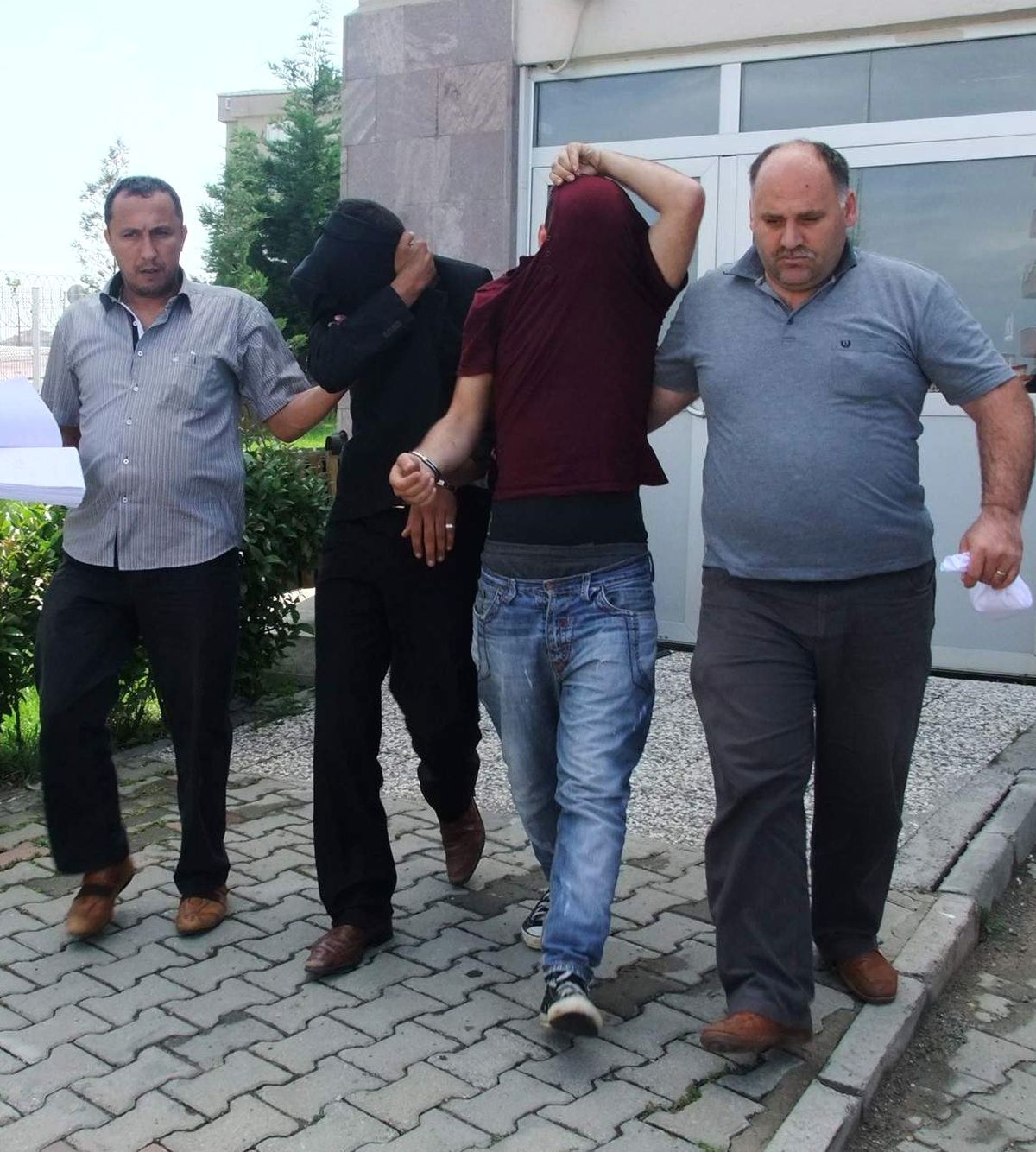 Esrar İçerken Yakalanan 2 Kişi Adliyeye Sevk Edildi
