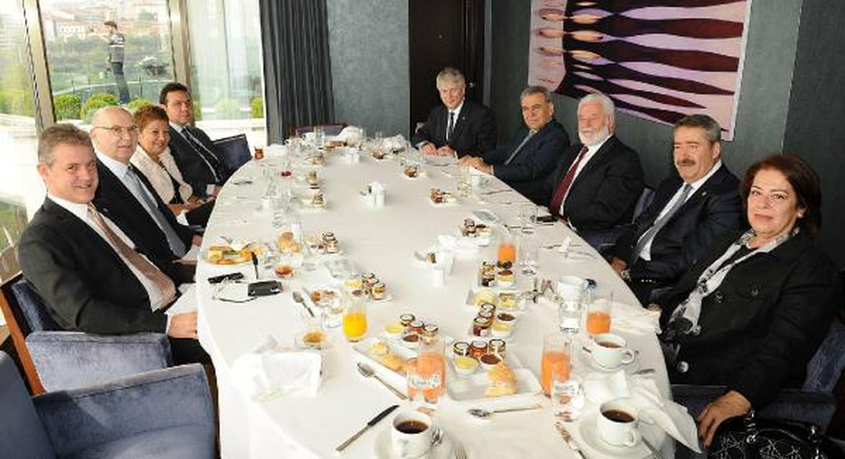 Expo\'da İstifa Depremi