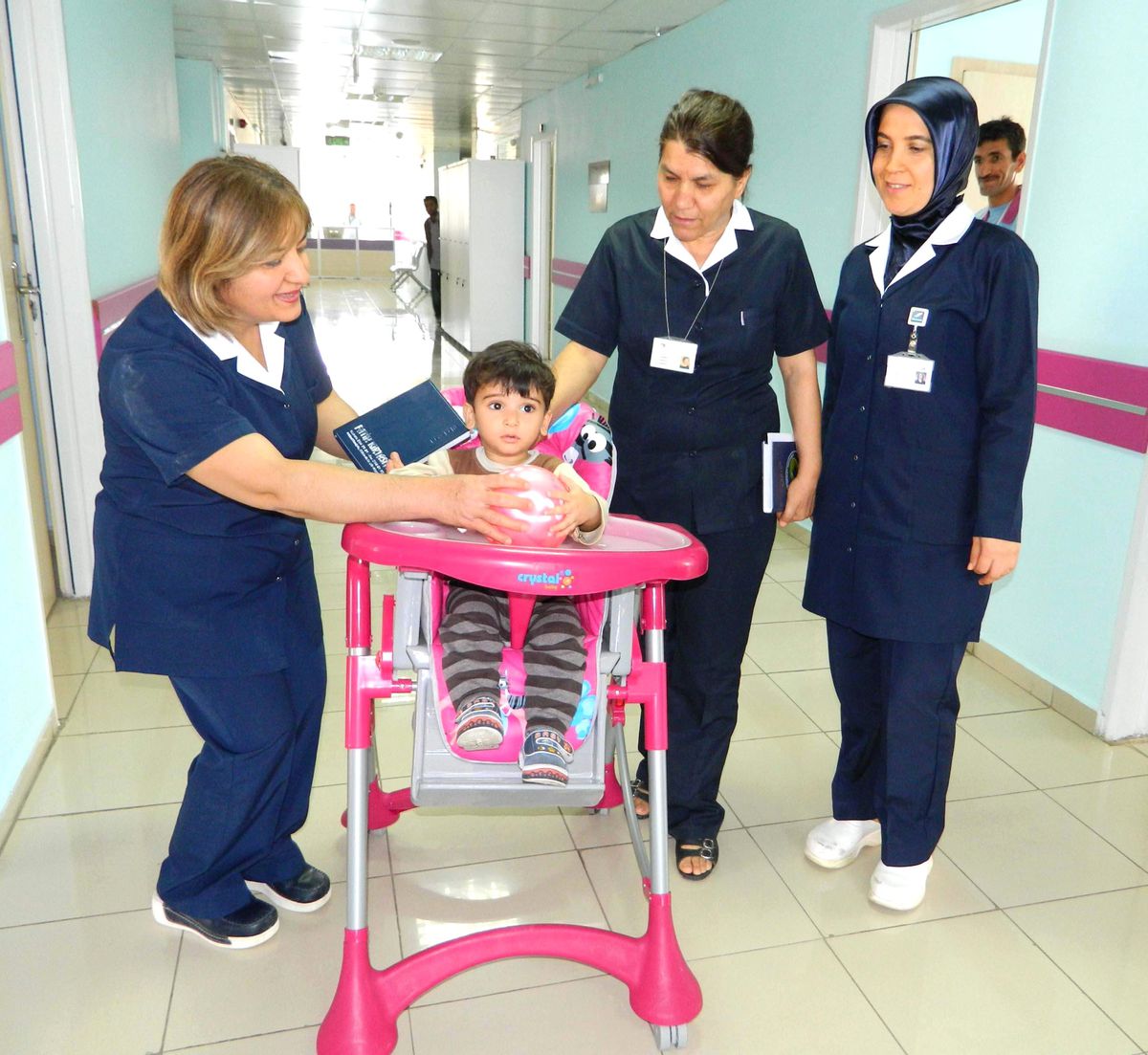 Hastanede Yatan Çocuklara Mama Sandalyesi Dağıtıldı