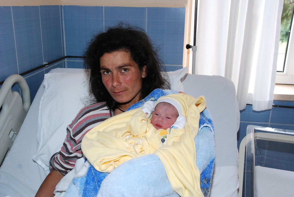 Hastaneye Ulaşamadan Ambulansta Doğum Yaptı
