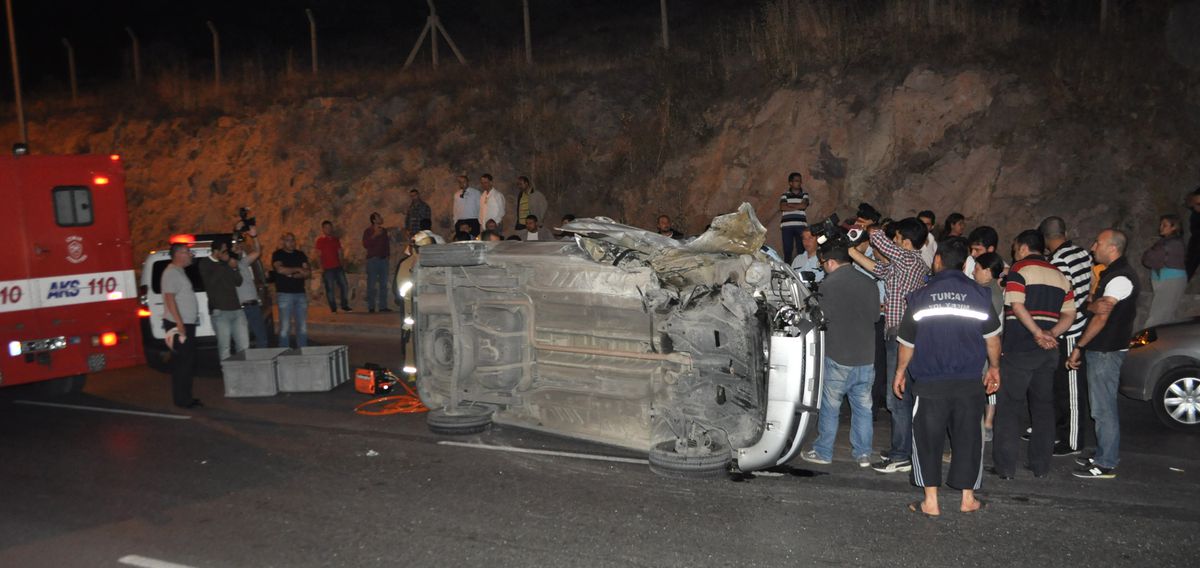 İzmir\'de Otomobil Takla Attı: 1 Ölü