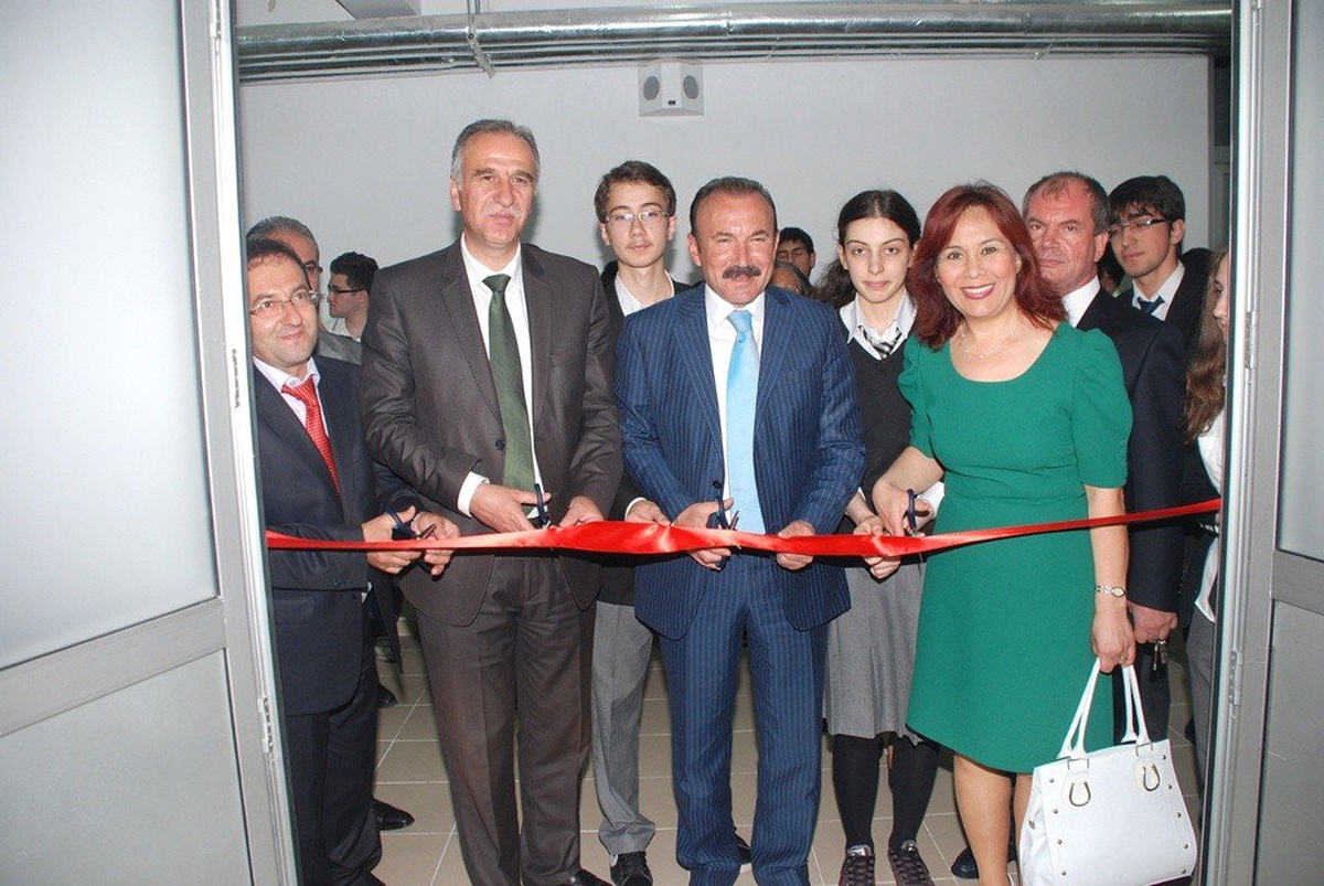 İzmit Belediyesinden Fen Lisesi\'ne Çok Amaçlı Salon