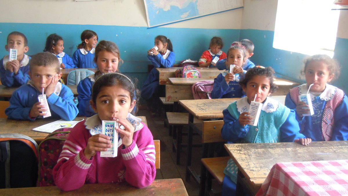 Karaçoban\'da Köyde Süt Dağıtımı