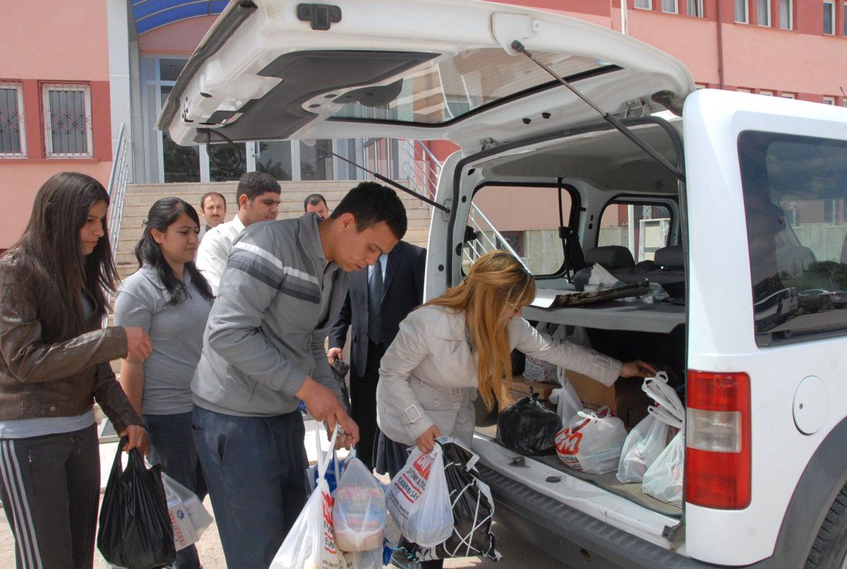 Lise Öğrencilerinden Gıda Yardımı