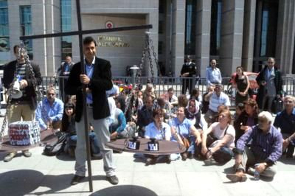 Mehmet Ağar'a Verilen Cezaya Terazili Protesto