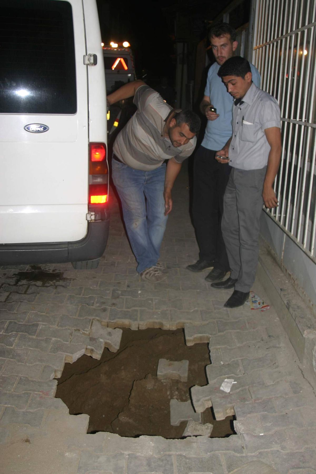 Ödemiş\'te Minibüs Yolda Oluşan Çukura Düştü