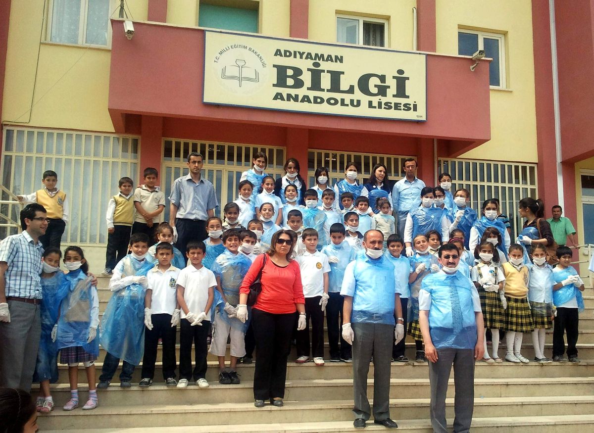 Öğretmen ve Öğrenciler Çöp Topladı