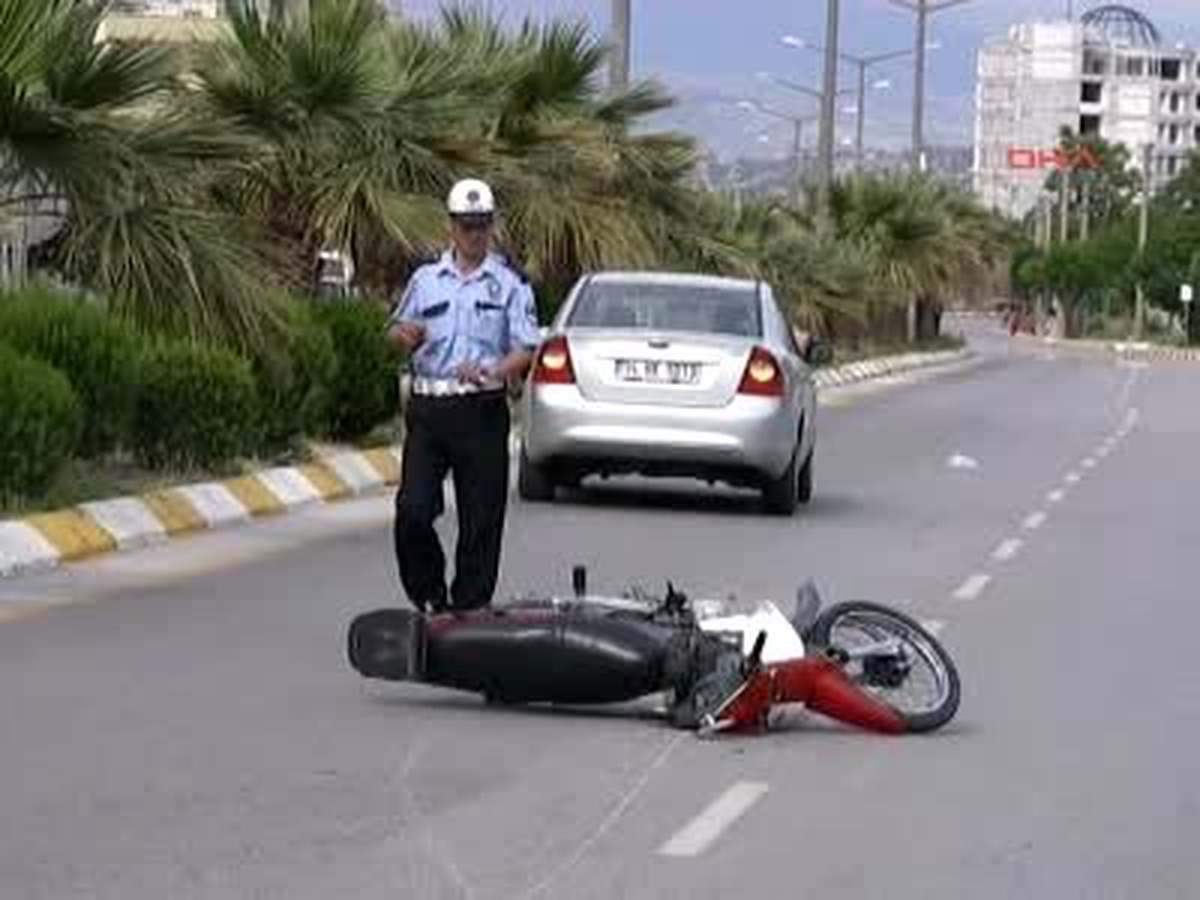 Otomobille Çarpışan Kasksız Motosikletli Öldü