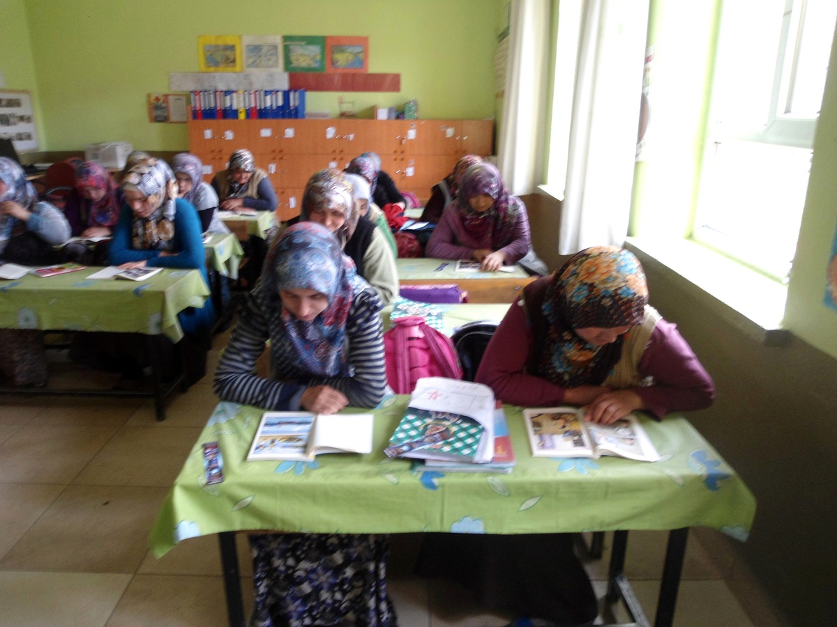 Sazköylü Veliler Öğle Arası Okuma Yazma Öğreniyor
