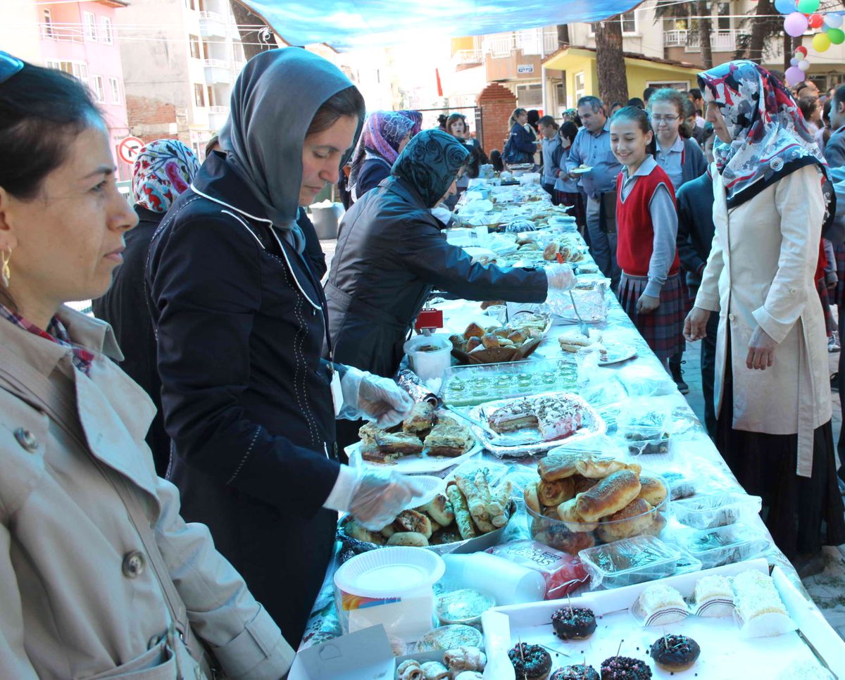 Simav\'da Öğrenciler Yararına Kermes