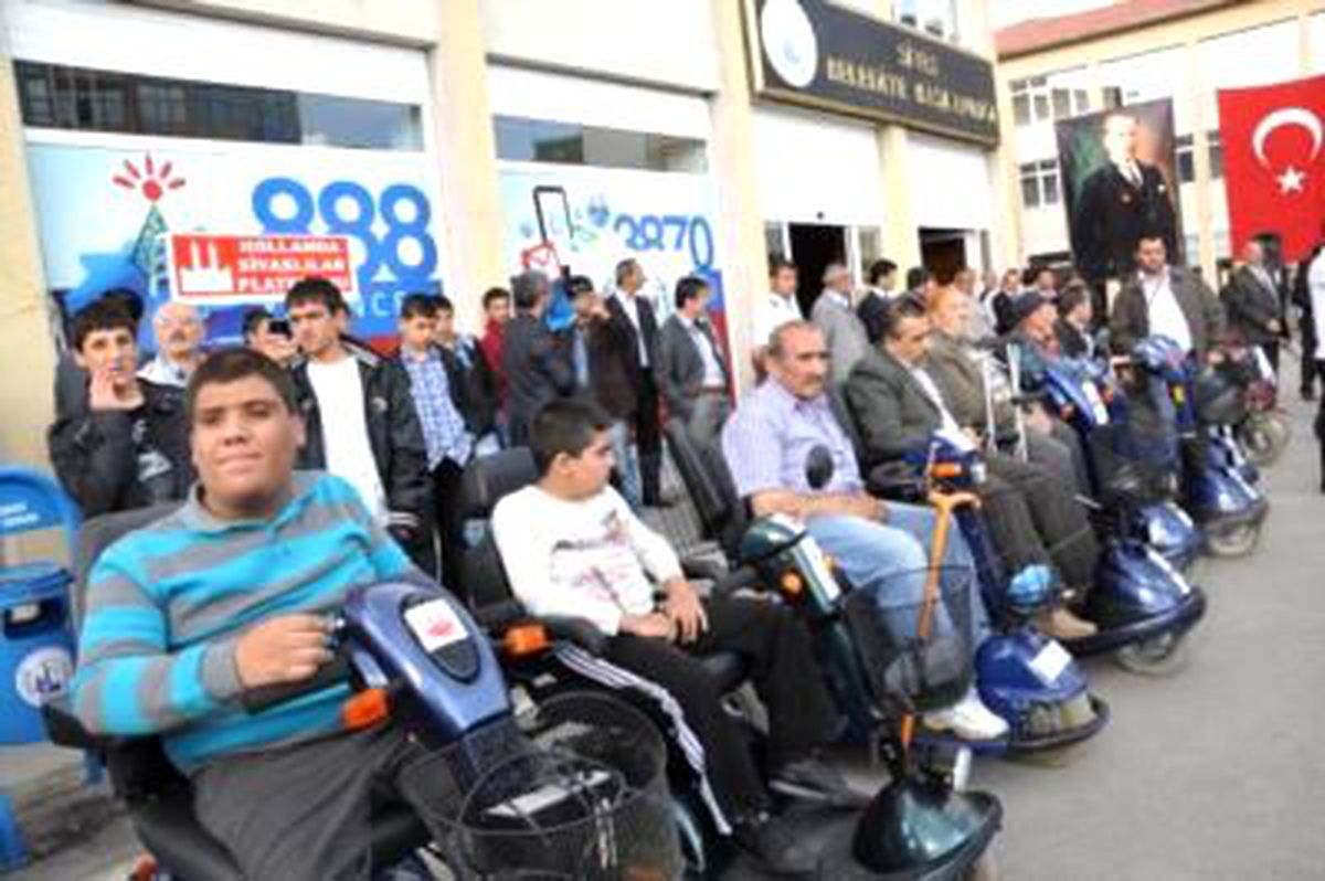 Sivas\'ta Engellilere Akülü Araç ve Tekerlekli Sandalye Dağıtıldı