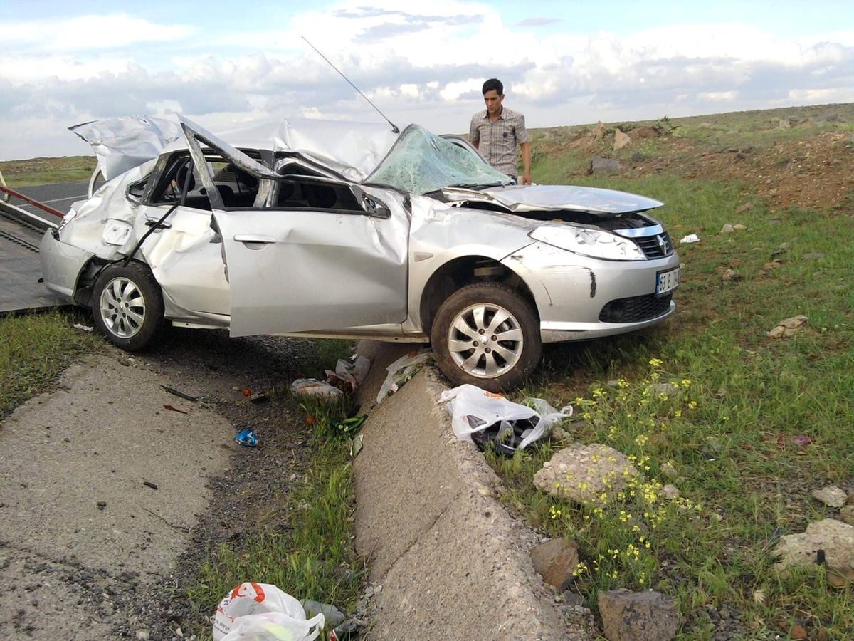 Siverek\'te Otomobil Şarampole Yuvarlandı: 3 Yaralı