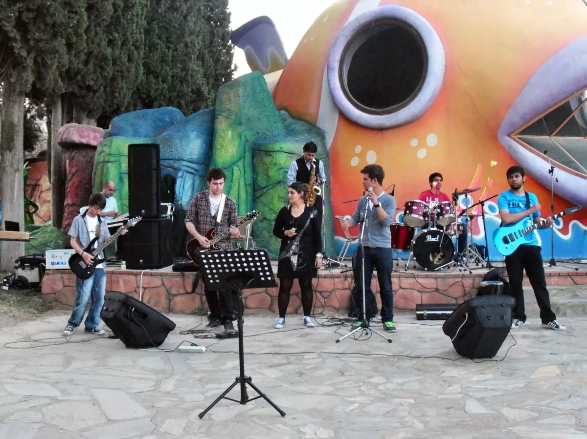 Söke\'de Genç Gruplar Aynı Sahneyi Paylaştı