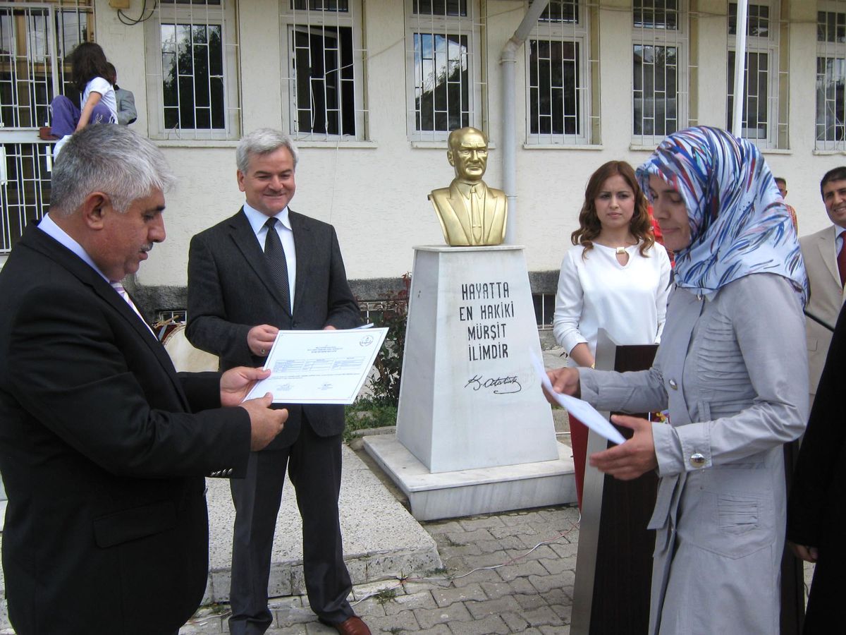 Sorgun Halk Eğitim Merkezi Müdürlüğü Yıl Sonu Sergisini Açtı
