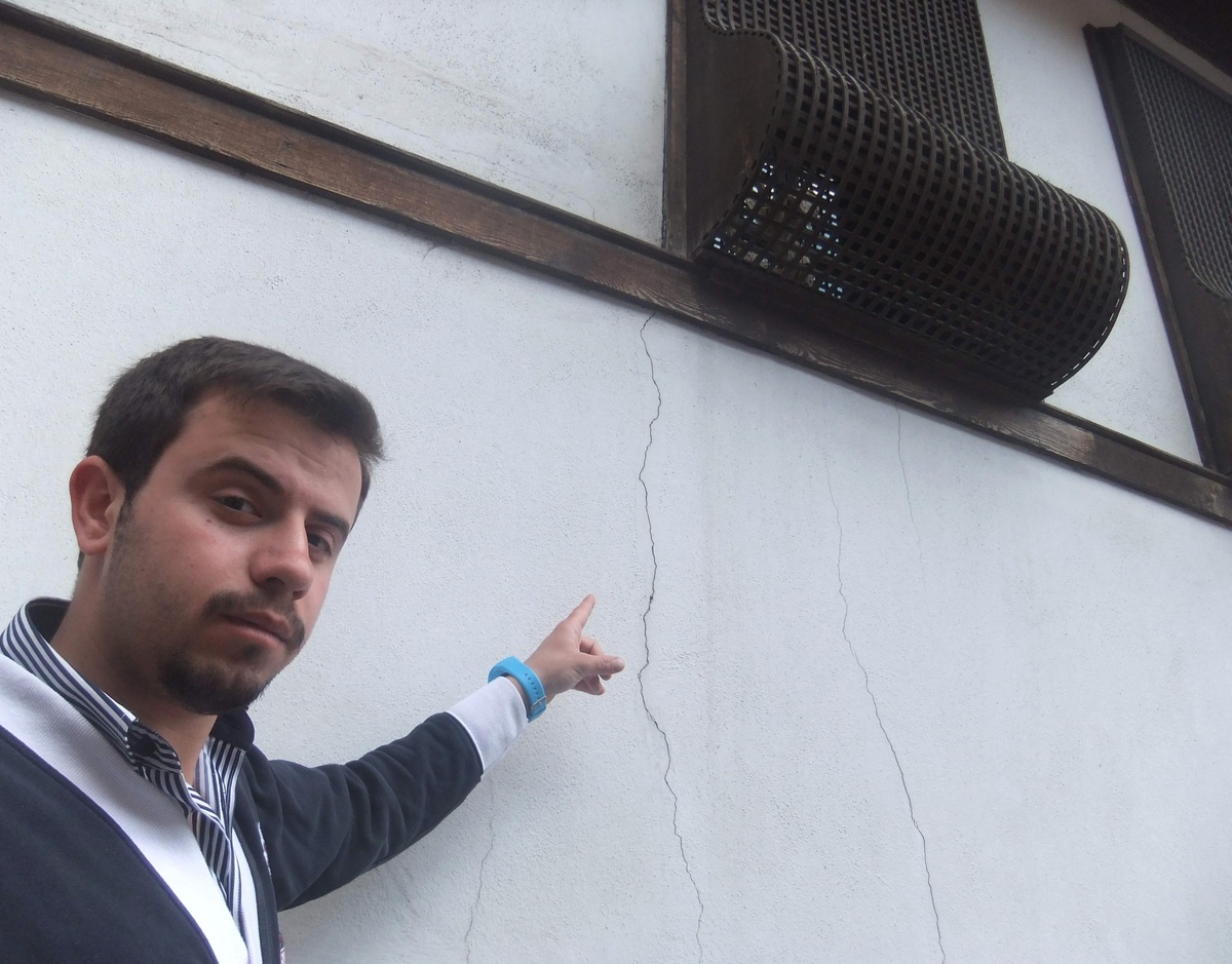 Tarihi Konaktaki Çatlaklar Korkutuyor