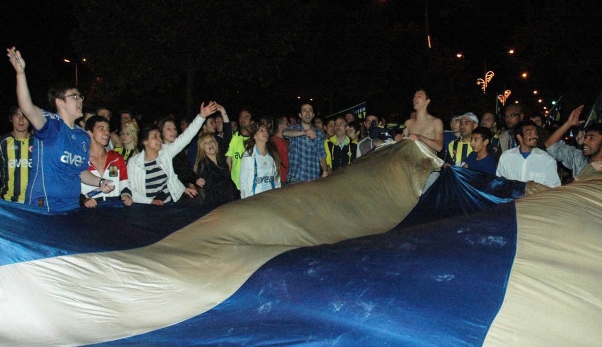 Tekirdağ'da Fenerbahçeliler Sokağa Döküldü