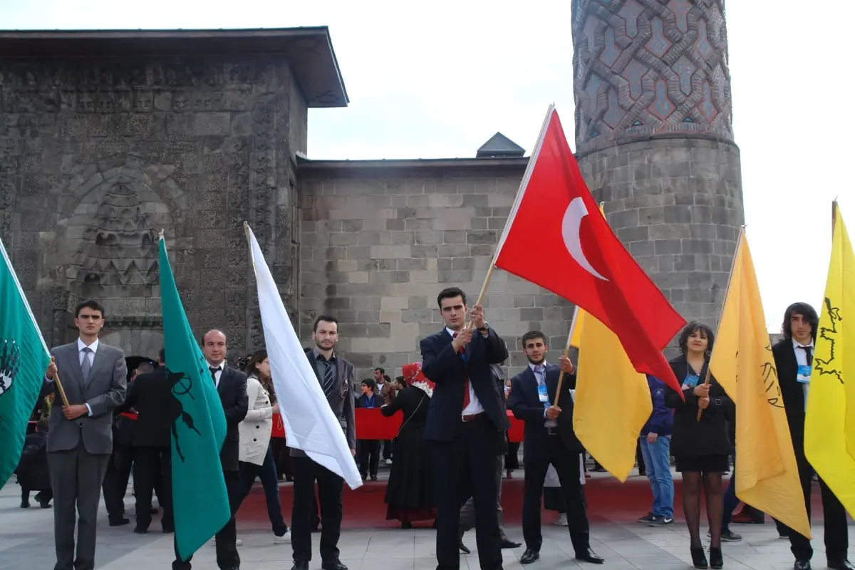 Türk Dünyası Şöleni, Şehir Meydanında Başladı