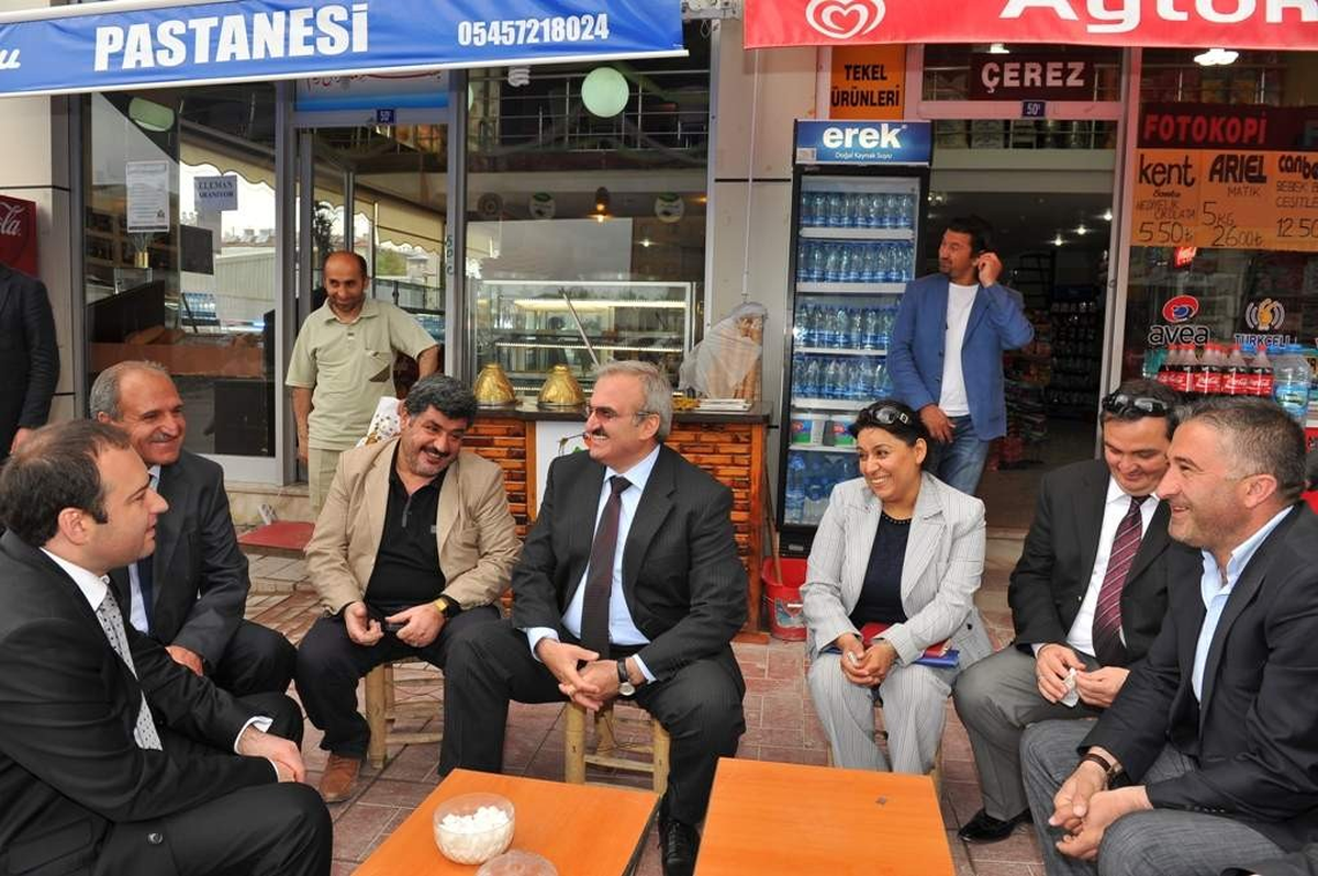 Vali Karaloğlu\'ndan Depremzede Esnafa Moral Ziyareti
