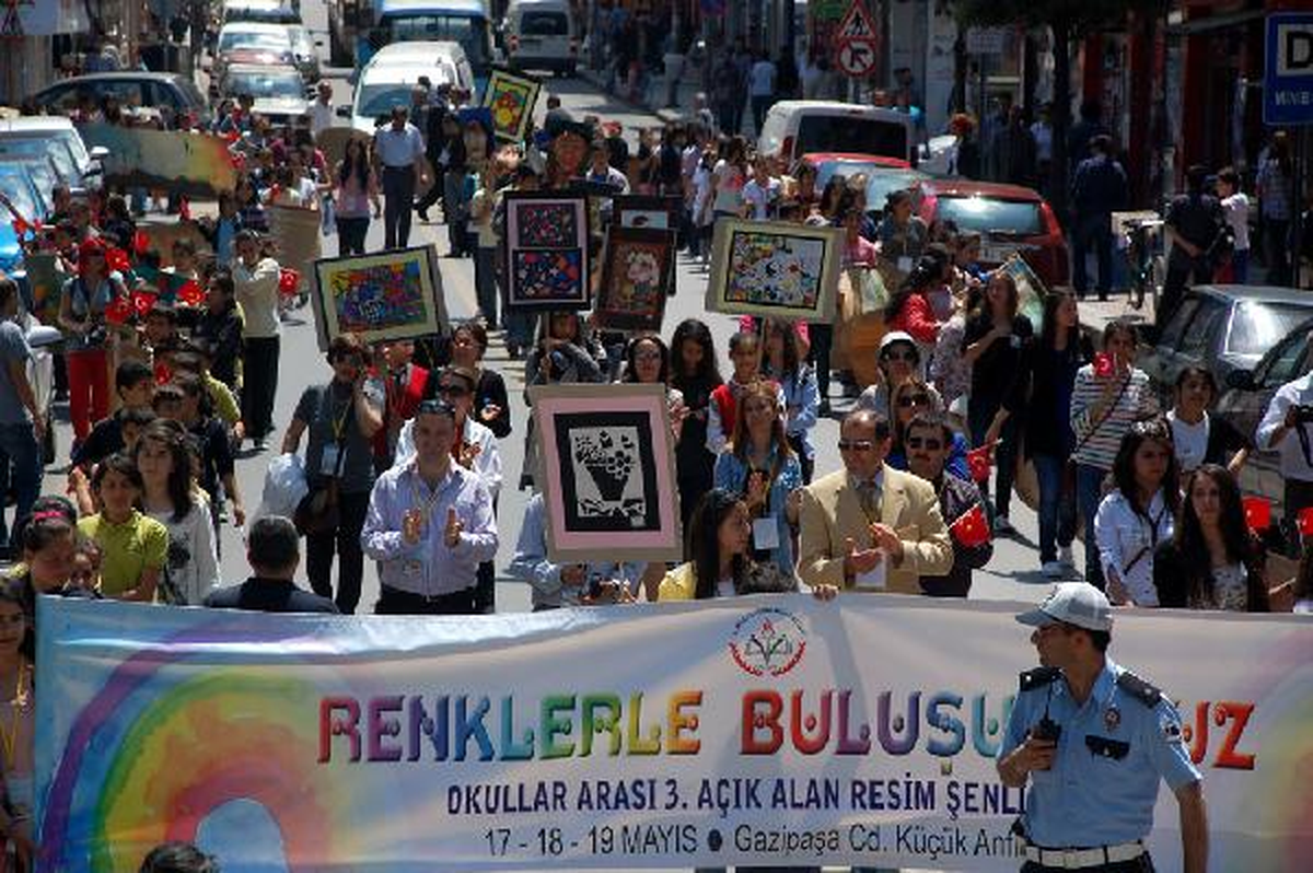 Yalova\'da, \'Yürüyen Resim Sergisi\'