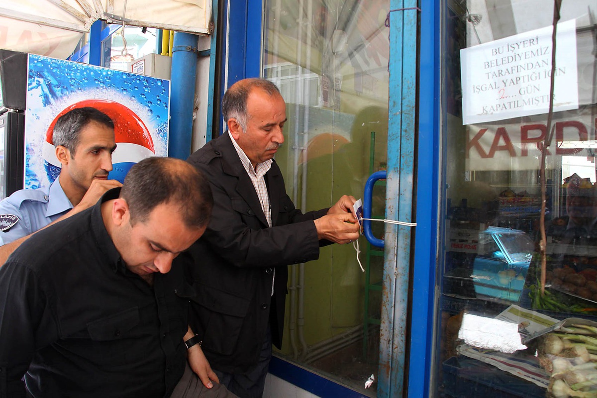 Zabıta Kaldırım İşgaline Geçit Vermiyor