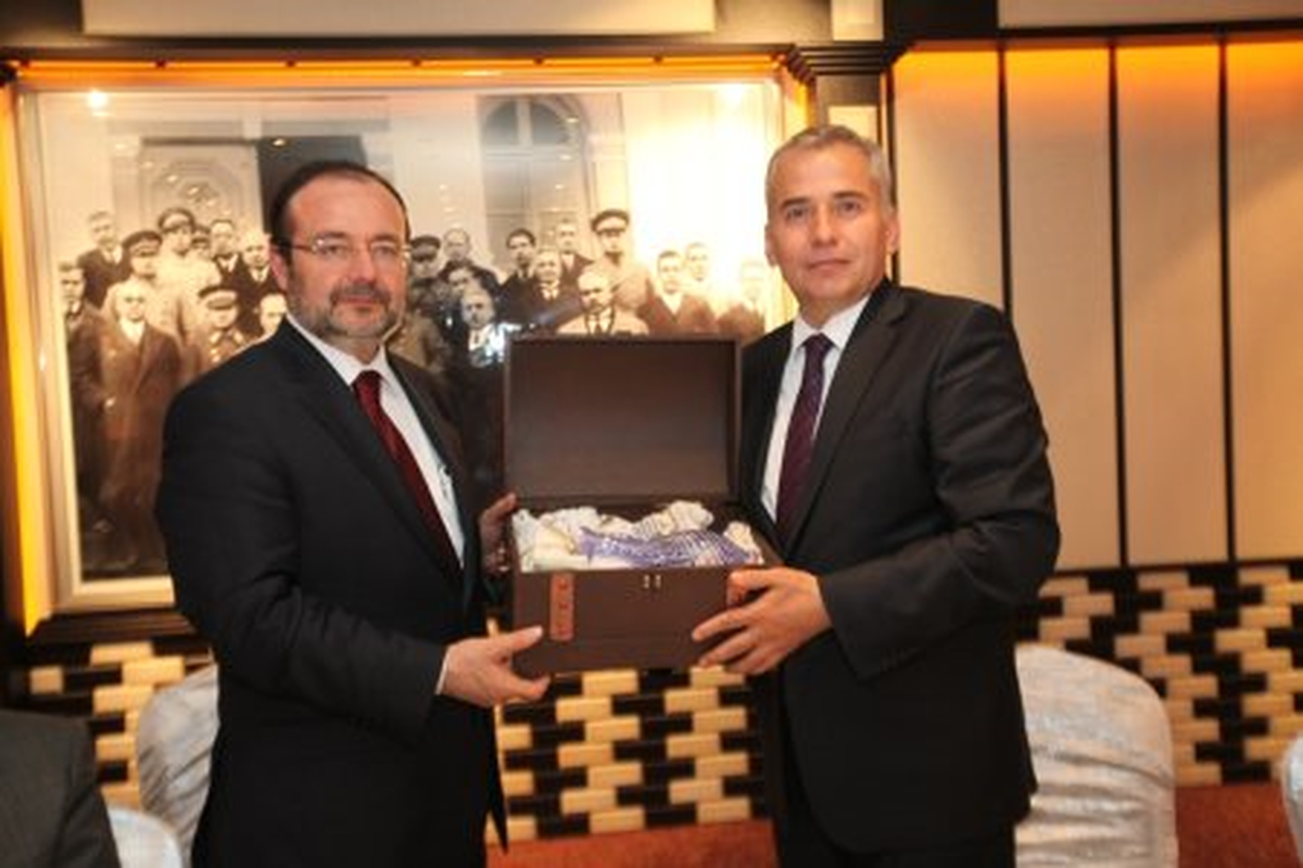Zolan\'dan Görmez Onuruna Yemek
